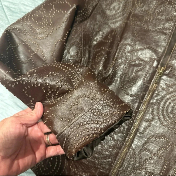 Women’s vintage brown Vakko leather jacket with perforated detailing. - Picture 4 of 12